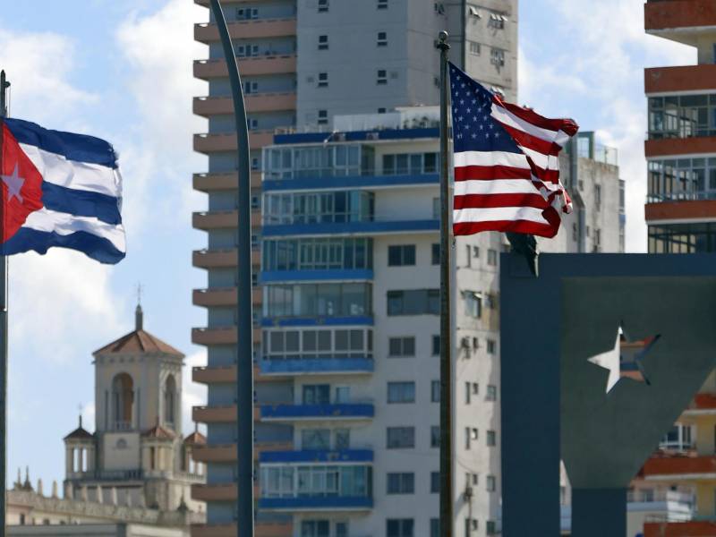 Fotografía de archivo del 9 de enero de 2026 que muestra las banderas de Estados Unidos y Cuba izadas frente la Embajada de Estados Unidos en La Habana (Cuba).
