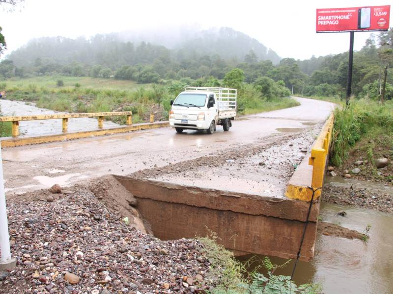 Con las lluvias un carril de la carretera internacional CA-11 que conduce a la aduana El Florido, entre Honduras y Guatemala.
