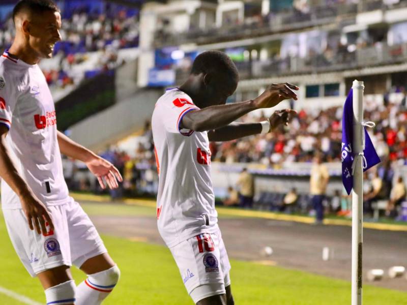 El baile de José Raúl García tras su gol en el clásico Olimpia vs Motagua.