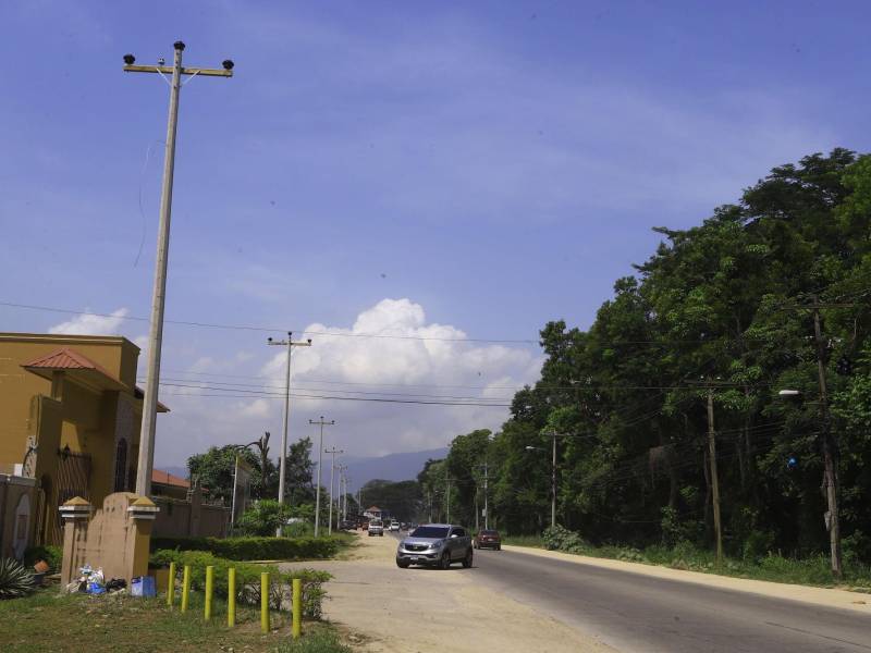 La Enee ha instalado más de 30 postes del tendido eléctrico en donde será puesto el nuevo cable.