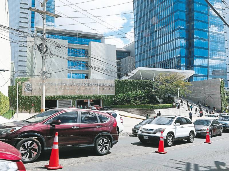 Solo en el Centro Cívico Gubernamental hay 37 dependencias del Estado con 8,800 empleados públicos.