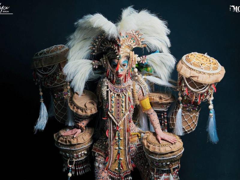 El Miss Grand Internacional es uno de los certámenes de belleza más prestigiosos del mundo, conocido por su enfoque en la creatividad, el entretenimiento y la promoción de la paz. Yarelia García representa a Honduras. Con su traje nacional Los Pech y la danza del Colibrí esmeralda se posicionó en el Top 20 de los mejores trajes.