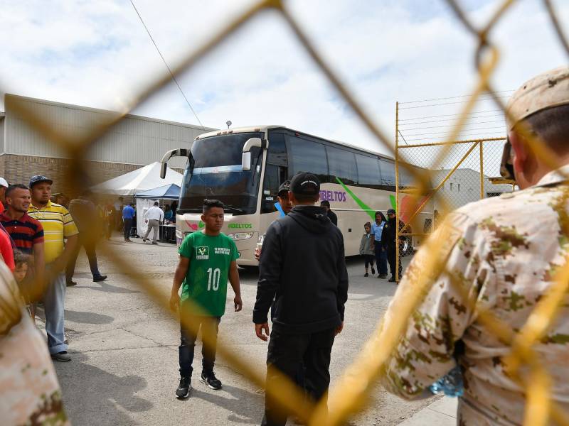 Fotografía de archivo de migrantes que esperan para subir a los autobuses que los trasladarán a las ciudades de Hermosillo.
