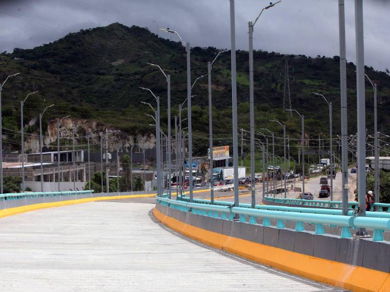 Imágenes difundidas en redes sociales generaron cuestionamientos por el uso de durapax en las juntas del puente; expertos aclararon que no forma parte de la estructura principal.