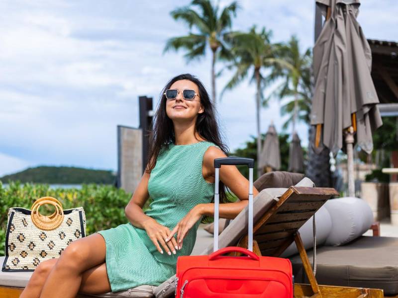 Si vas a salir de viaje, lleva siempre ropa cómoda y holgada en tonos neutros u oscuros. No uses nada apretado, o en telas gruesas.