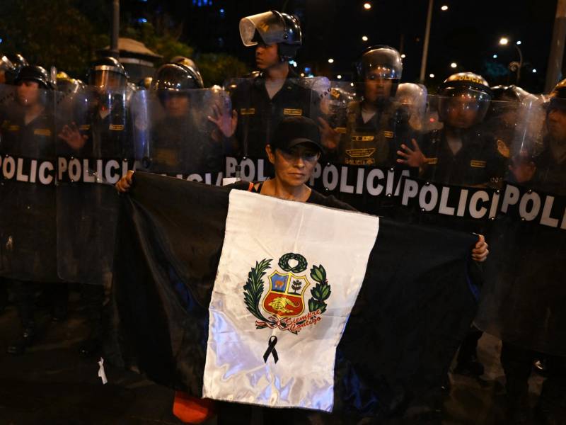 Policías y militares fueron desplegados en las principales ciudades peruanas ante la ola de protestas que exigen la renuncia de Boluarte.