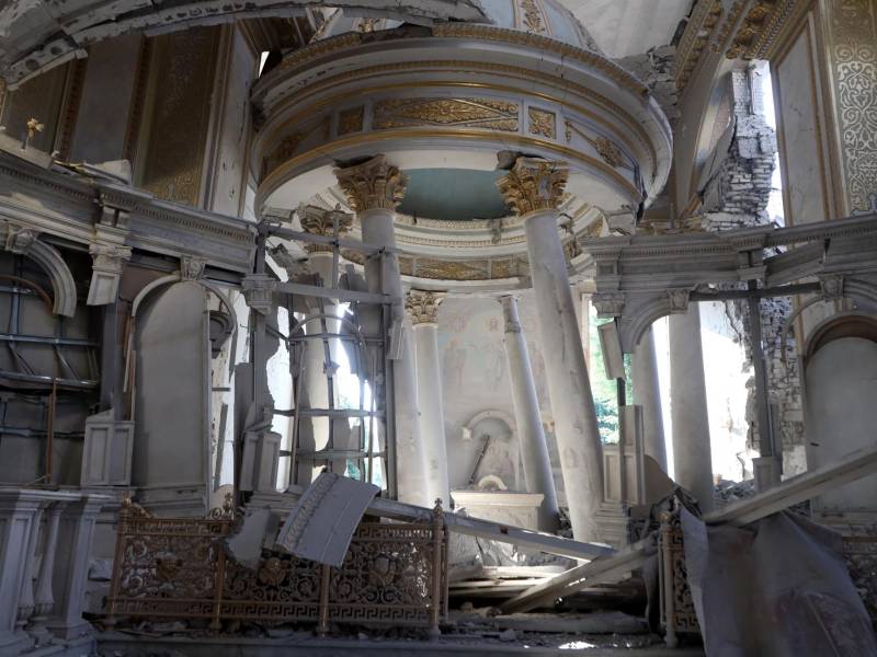 Dos personas murieron y una catedral ortodoxa resultó destruida en unos ataques rusos nocturnos contra la ciudad portuaria de <b>Odesa</b>, indicaron este domingo las autoridades de Ucrania, cuyo presidente prometió “represalias” contra Moscú.