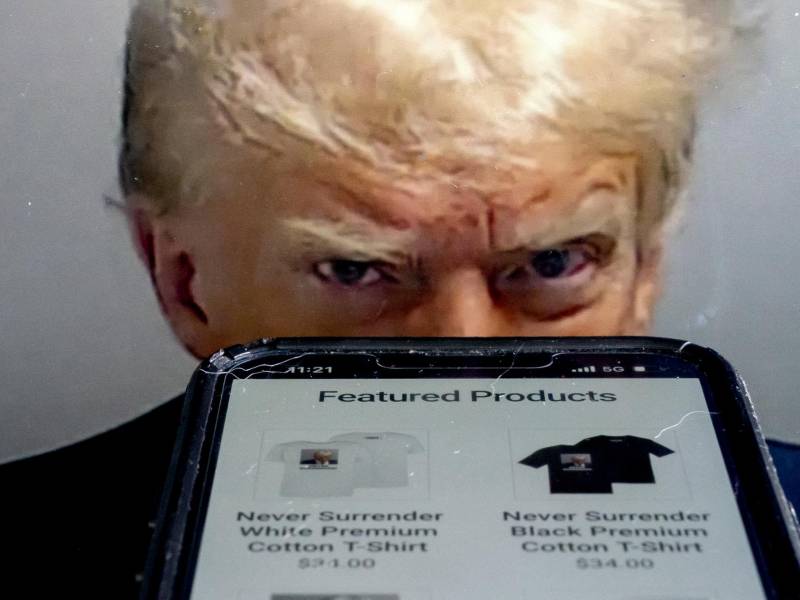 La campaña de Trump vende camisetas y otros productos con la imagen policial del exmandatario.