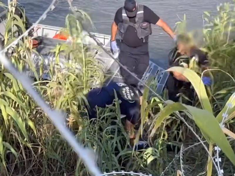 El niño fue llevado a la orilla del río Grande, pero fue declarado muerto.