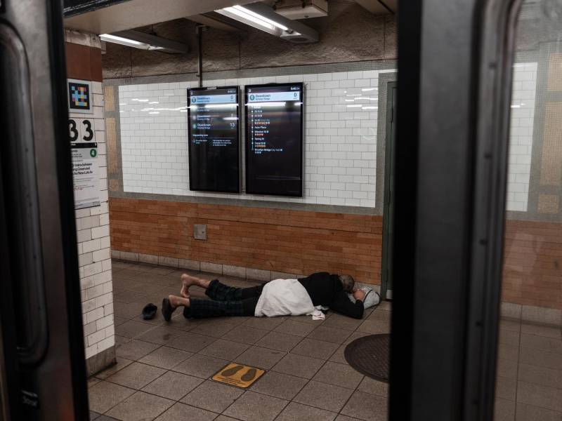 Gente que duerme en las estaciones de metro ha contribuido a que algunos residentes sientan que NY está en declive.