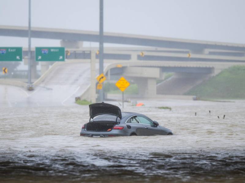 Un vehículo queda abandonado en el agua de una inundación en una carretera después de que el huracán Beryl arrasara el área el 8 de julio de 2024 en Houston, Texas.