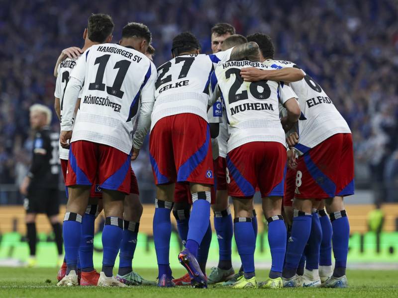 Ransford Koenigsdoerffer de Hamburgo celebra su anotación junto a sus compañeros.