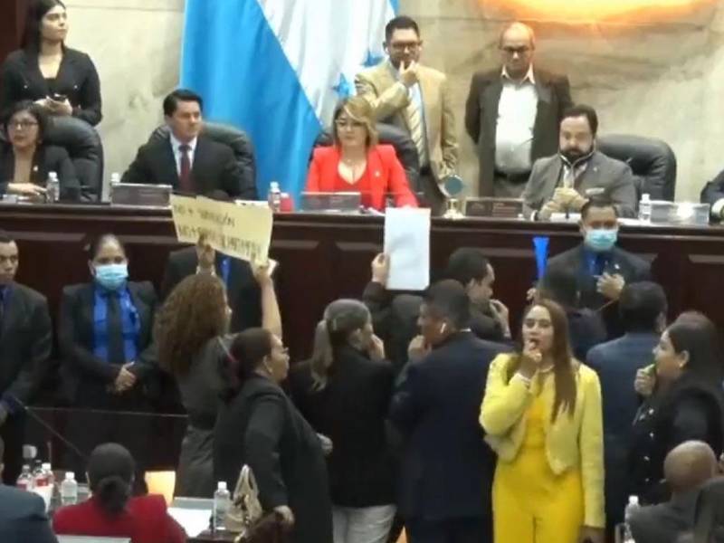 Los diputados nacionalistas exigen a la junta directiva del Congreso Nacional les den la palabra.