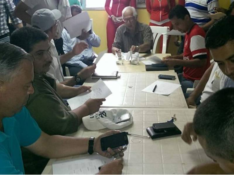 Los directivos mientras elegían los equipos y los horarios que se disputarán los partidos.