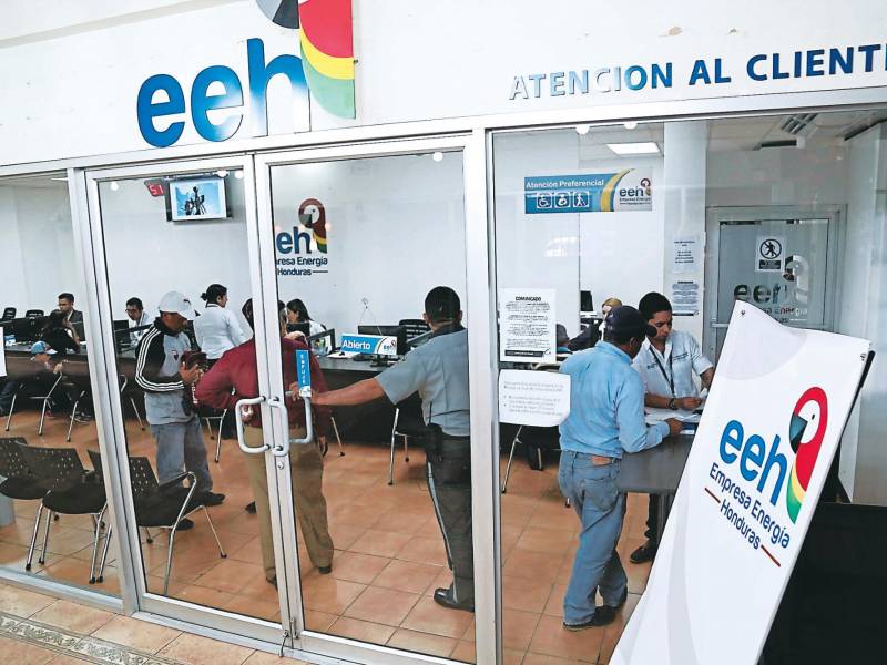 Servicio. Los clientes de la Enee llegan a EEH a pedir planes de pago ante las deudas que tienen.