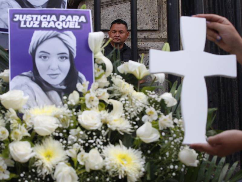 Fotografía de archivo de activistas que protestan contra el feminicidio y piden justicia por el caso de Luz Raquel Padilla, frente al Palacio de Gobierno de Jalisco, en Guadalajara (México).