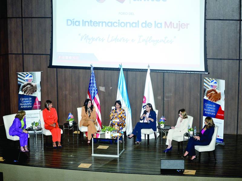 <b>Maritza Soto, María del Rosario Álvarez, Claudia Kattán, Rosalpina Rodríguez, Marcela Young, María del Carmen Nasser y María Elena Sikaffy. Foto: Héctor Edú.</b>