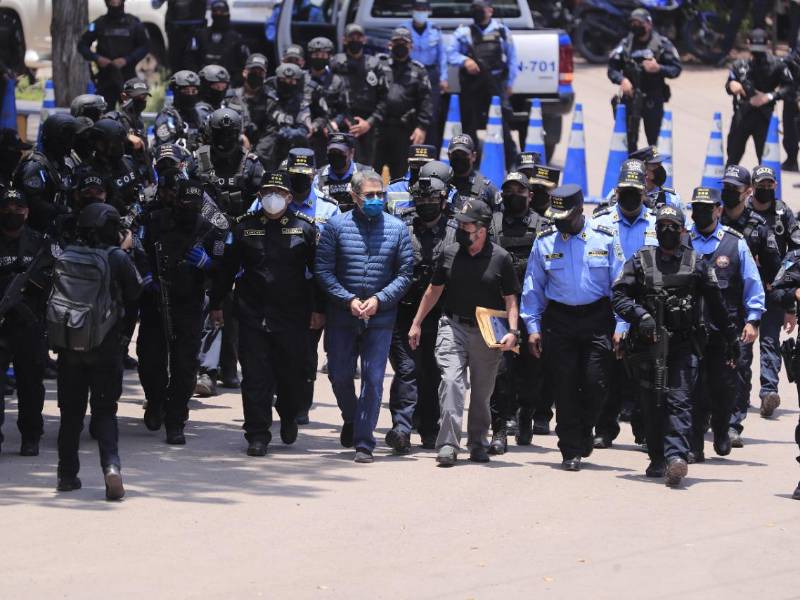 Bajo fuerte medidas de seguridad, el expresidente fue trasladado desde las instalaciones de Fuerzas Especiales hacia base aérea Hernán Acosta Mejía, donde en minutos aterrizará una aeronave de la DEA para llevarlo hacia Nueva York, Estados Unidos. Fotografía: EFE