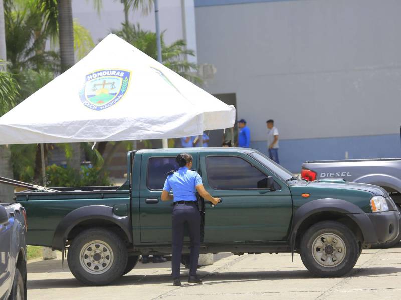 Una agente de la Policía Nacional se traslada en un vehículo sin identificación policial. Foto: M. Valenzuela.