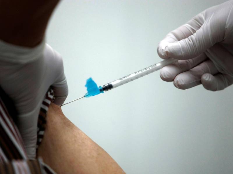 La investigación mostró un 67% menos de riesgo de infección para la combinación de AstraZeneca y Pfizer.