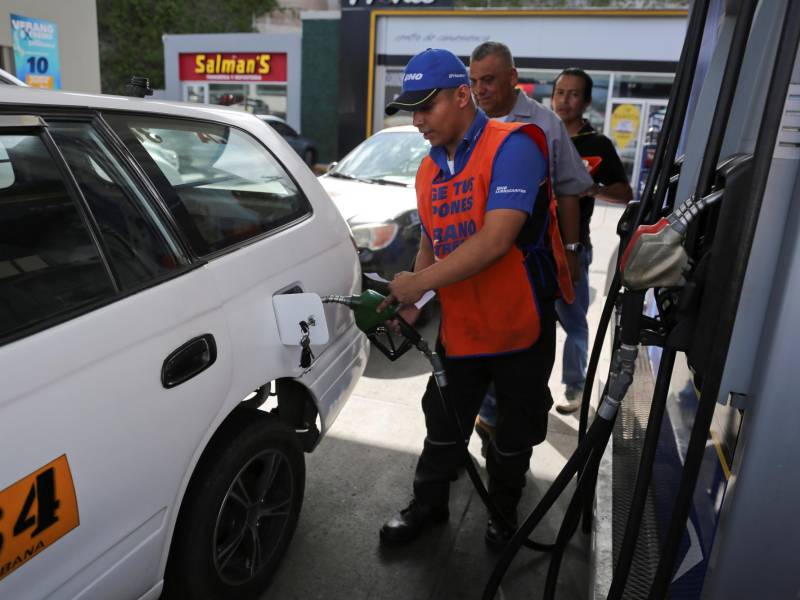 Ciudadanos hondureños buscan abastecerse de combustible en Tegucigalpa (Honduras). Fotografía de archivo.