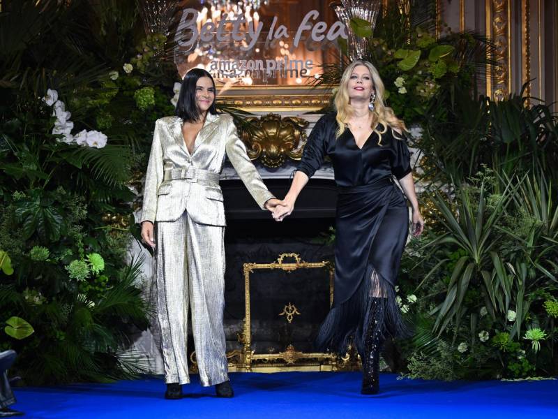 La actrices colombianas Natalia Ramirez y Lorna Cepeda presentaron creaciones durante un desfile de lanzamiento de la ‘Colección Hugo Lombardi’, protagonista principal de la telenovela latinoamericana ‘Ugly Betty’ o ‘Betty, la fea’. se trató de un desfile organizado por Amazon Prime, al margen de la Semana de la Moda de París, en el Shangri-la en París el 27 de febrero.