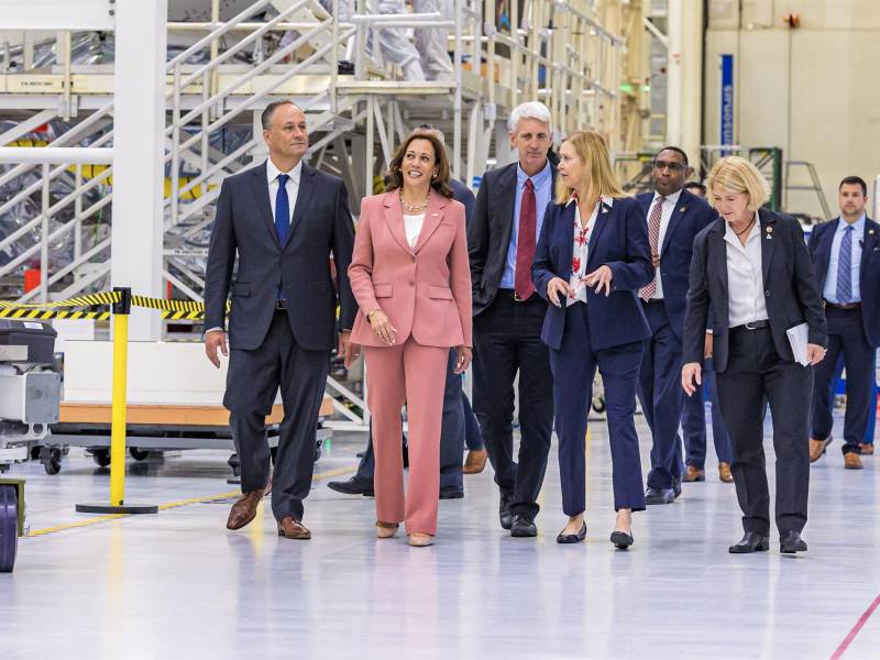 La vicepresidenta estadounidense, Kamala Harris, junto a funcionarios de la NASA.