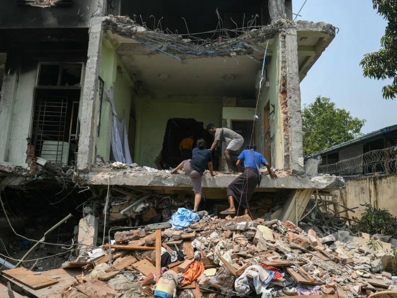 Buscando sobrevivientes del sismo en Mandalay, la segunda ciudad más grande de Myanmar.