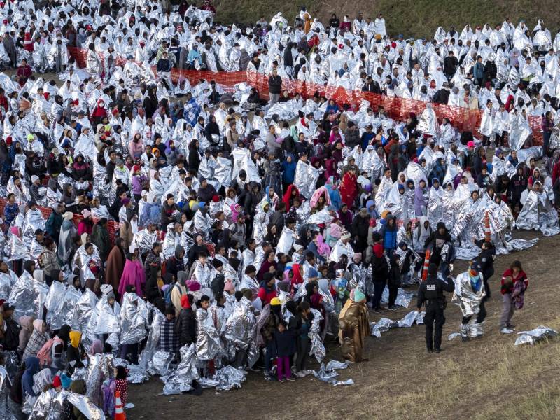 Cientos de migrantes que esperan ser procesados por la Patrulla Fronteriza recibieron sábanas térmicas para protegerse del frío.