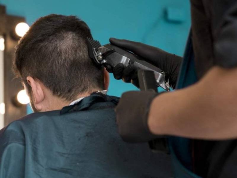 Las autoridades recomiendan establecer días alternos o turnos de trabajo que reduzcan el número total de trabajadores en las instalaciones.