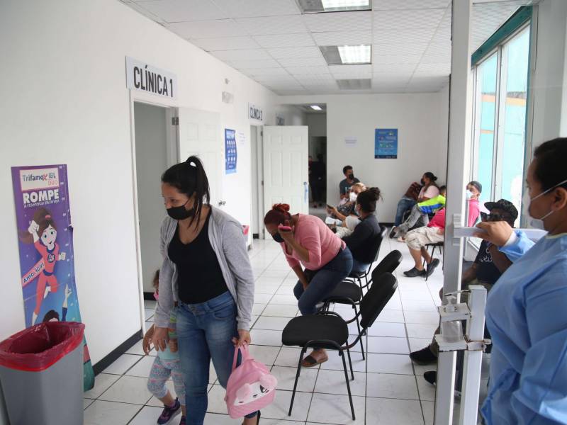 Los hospitales se empiezan a llenar de pacientes debido al incremento de casos de covid-19 e influenza. Foto: Andro Rodríguez