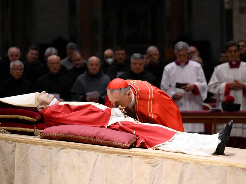 El papa emérito Benedicto XVI, fallecido el sábado a los 95 años, fue despedido este lunes por miles de fieles que desfilaron por la basílica de San Pedro en el primer día de su capilla ardiente, que concluirá el jueves con su funeral.