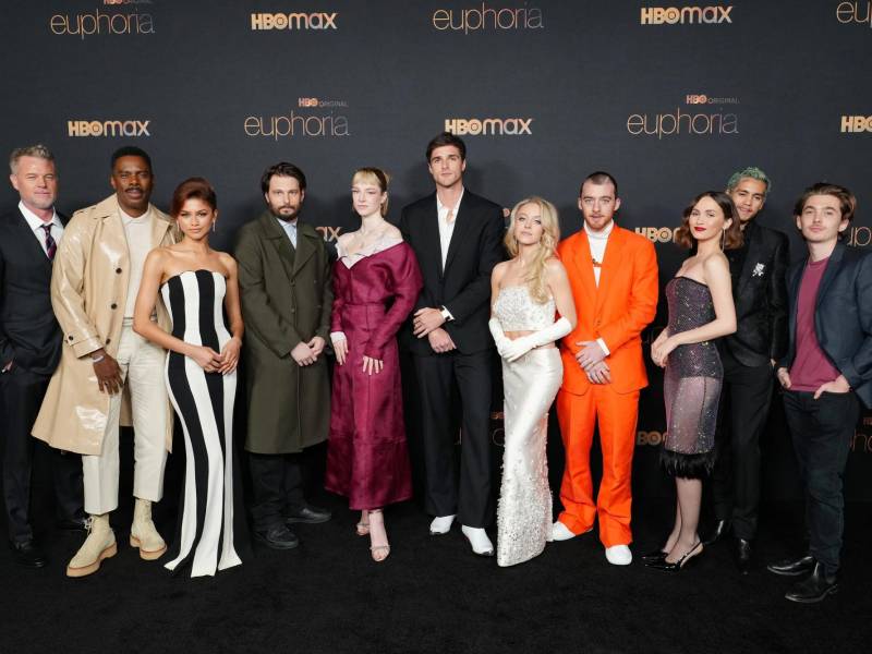 Angus Cloud, el de naranja, falleció hace un tiempo. Eso puede ser causante también del retraso de la serie.