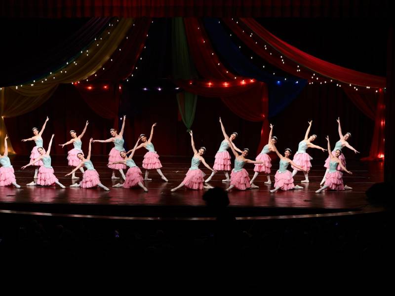 El Centro Sampedrano de Enseñanza Artística (Censea) cautivó al público con su esperada presentación semestral titulada <b>“Enter the Circus”</b>, un espectáculo lleno de color, talento y emoción que se desarrolló durante tres noches consecutivas en el Teatro Francisco Saybe.