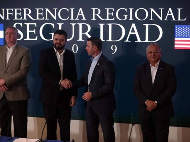 El secretario de Seguridad Nacional en funciones de Estados Unidos, Kevin McAleenan, posa este jueves junto al ministro de Justicia y Seguridad de El Salvador, Rogelio Rivas, y el ministro de Seguridad de Honduras, Julián Pacheco, y el ministro de Gobernación de Guatemala, Enrique Dagenhart, durante una cumbre en San Salvador (El Salvador). EFE/ Rodrigo Sura