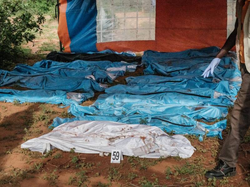 El macabro recuento de víctimas continúa en el bosque de Shakahola, en el este de <b>Kenia</b>, donde se hallaron al menos 98 cadáveres de miembros de una secta que promovía el ayuno extremo para “conocer a Jesús”.