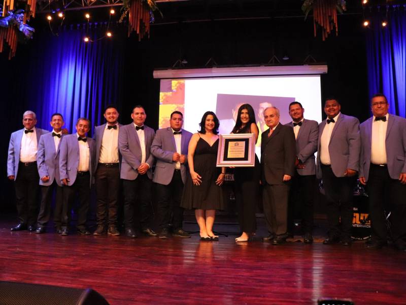 La Marimba Usula Internacional al recibir el prestigioso y honroso reconocimiento en el Salón Nacional de Arte.