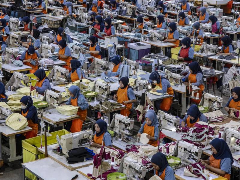 La industria textil de Indonesia ha sido aplastada por las importaciones chinas, perdiendo miles de empleos.