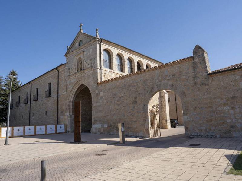 Vista de la entrada al hotel ubicado en el Monasterio de Valbuena, donde esta noche tendrá lugar una fiesta previa a la boda de la hija de Antonio Banderas y Melanie Griffith, Stella del Carmen, y su prometido, Alex Gruszynski.