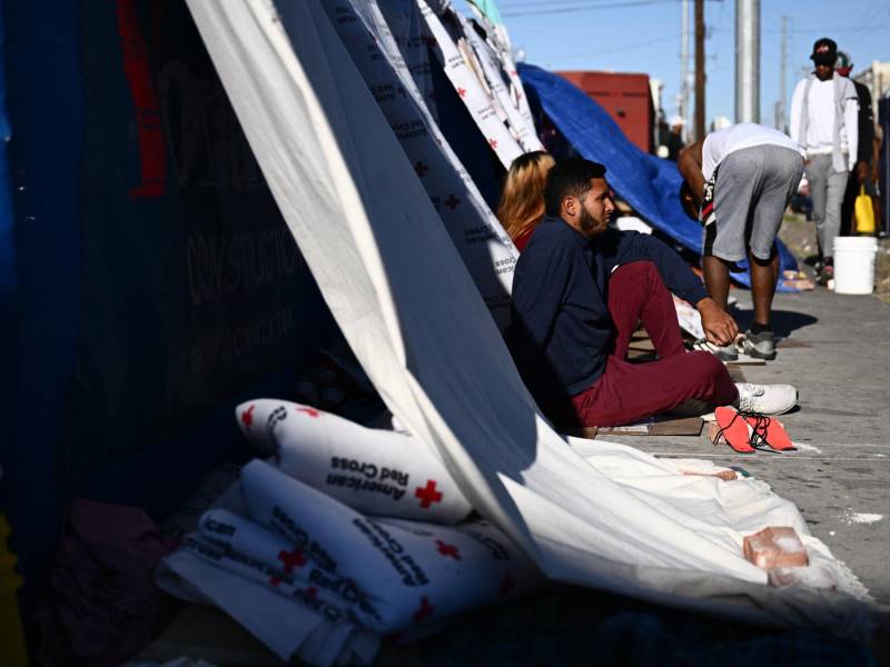 Cientos de migrantes duermen en las calles de El Paso tras la saturación de los refugios en la ciudad.