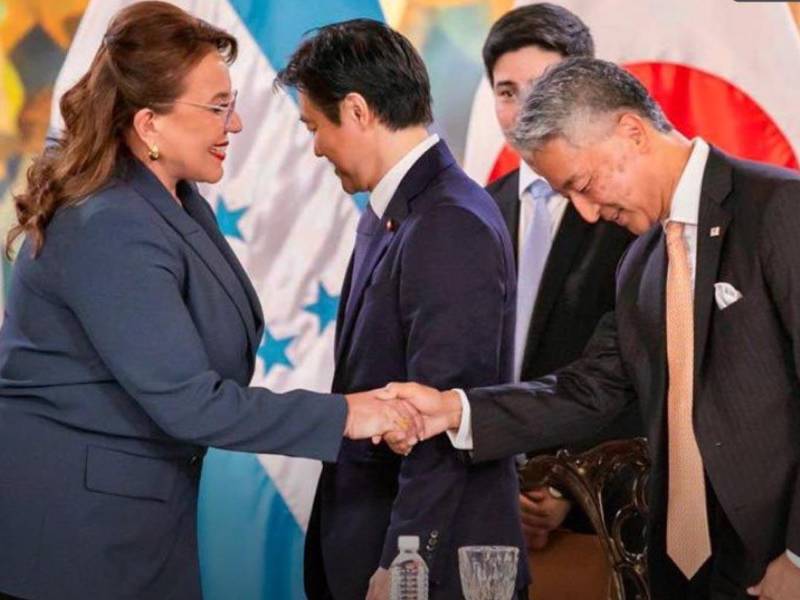 La presidenta de Honduras, Xiomara Castro, saluda al viceministro parlamentario de Asuntos Exteriores de Japón, Yasushi Hosaka.