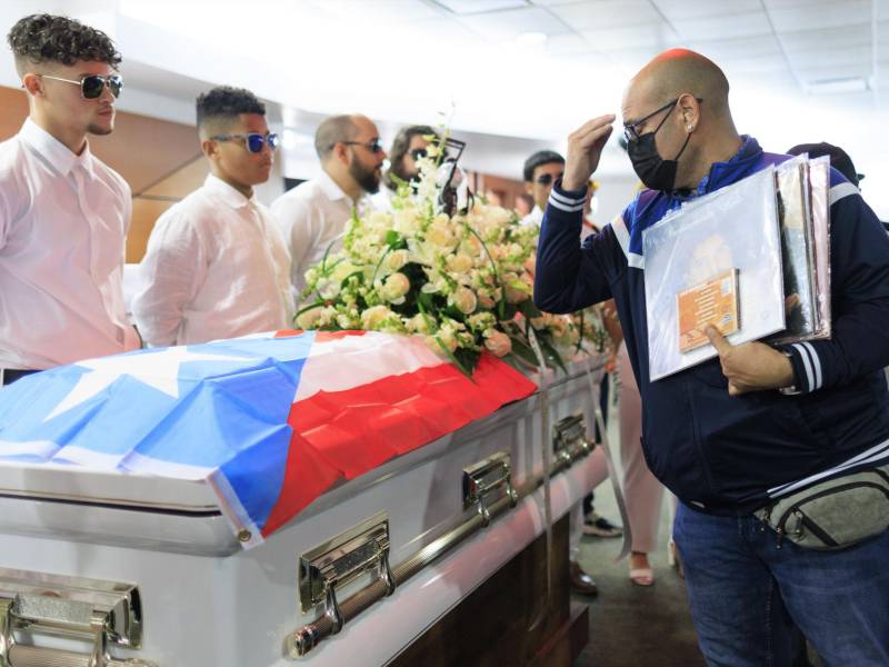 Al funeral de Lalo Rodríguez llegaron sus familiares, amistades y fanáticos.