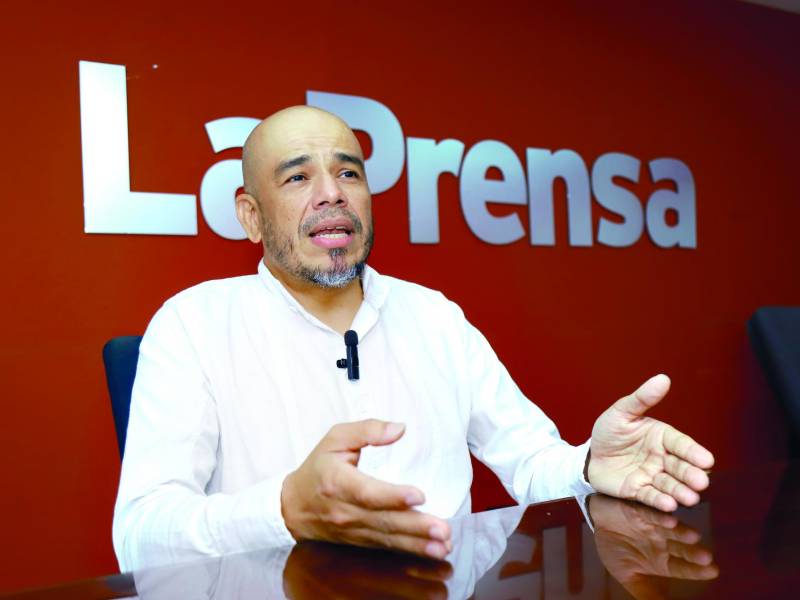 Hernán Amador durante una entrevista con Diario La Prensa. Fotos: Melvin Cubas y cortesía