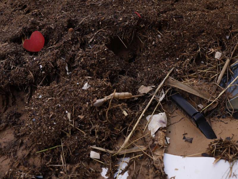 Un vehículo sepultado por el barro en la localidad valenciana de Algemesí, afectada por la dana, ayer viernes.