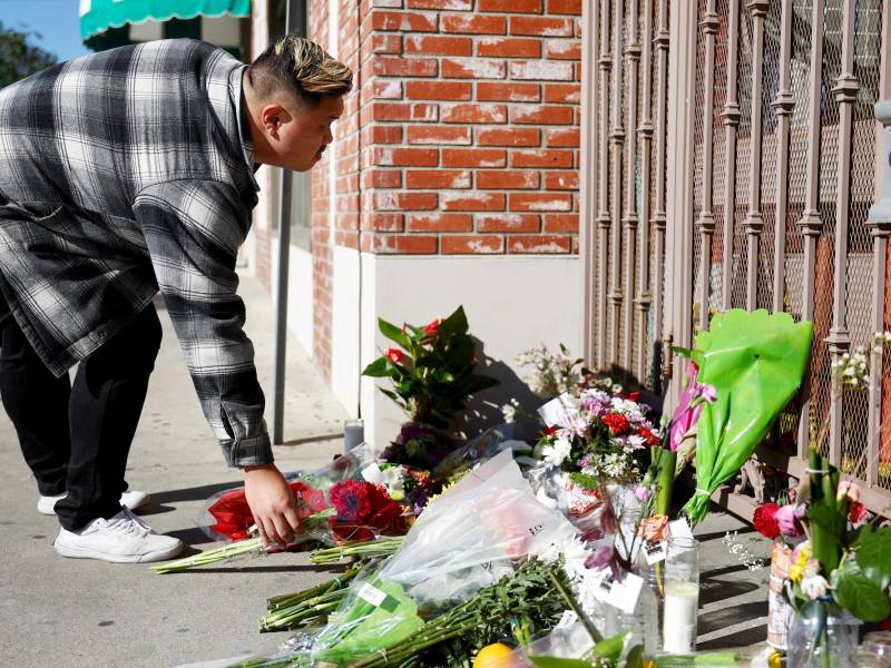 Residentes de Monterey Park llevan flores al club donde se registró la masacre durante la celebración del Año Nuevo Chino.