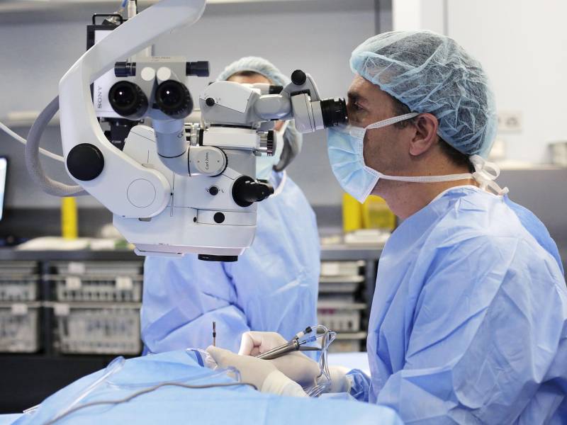 Se estima que la presbicia afecta a 8 de cada 10 personas mayores de 45 años. Estos pacientes demandan una mayor independencia de las gafas, tanto para leer como para adaptarse al estilo de vida actual, con gran presencia de pantallas y una madurez cada vez más activa.