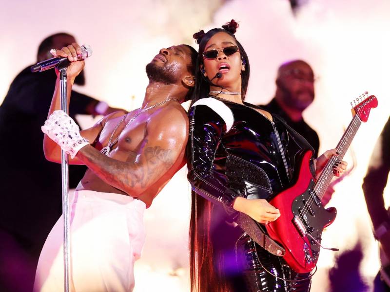 Usher y la H.E.R. actuaron juntos en el Super Bowl 2024.