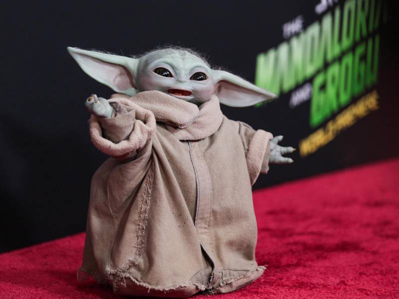 Jon Favreau ha explicado a EFE que quiere «presentar a una nueva generación» el universo creado por George Lucas hace 50 años, y por eso ‘Star Wars: The Mandalorian and Grogu’ busca emocionar por igual a los espectadores menos entendidos y a los fanáticos de la saga con una historia inspirada en antiguos mitos japoneses