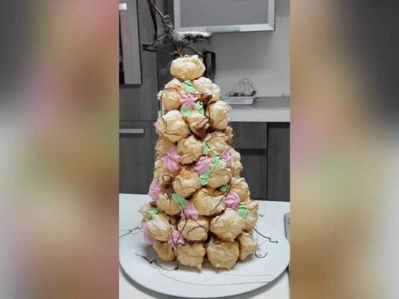 El Croquembouche a parte de ser un postre sabroso, es ideal para decorar su mesa navideña.