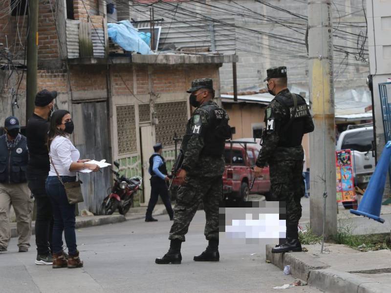Escena de la masacre, en donde fueron asesinadas tres personas en Tegucigalpa. Fotografía: LA PRENSA.